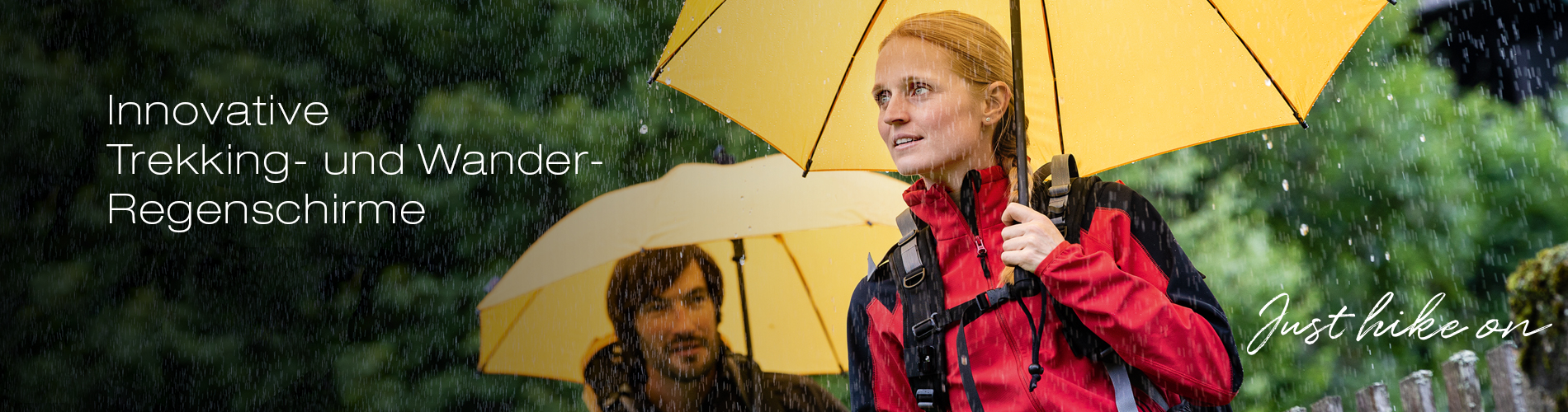 Innovative Trekking- und Wanderregenschirme Ansicht von zwei Personen mit einem geoeffneten Trekking- und Wander-Regenschirm von EuroSCHIRM im Einsatz