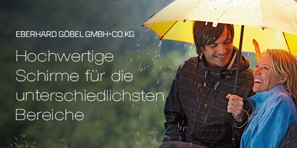 Ansicht von einem Herrn und einer Dame mit einem gelben Regenschirm von EuroSCHIRM in der Hand, zusammensitzend und an einen Felsblock lehnend. 