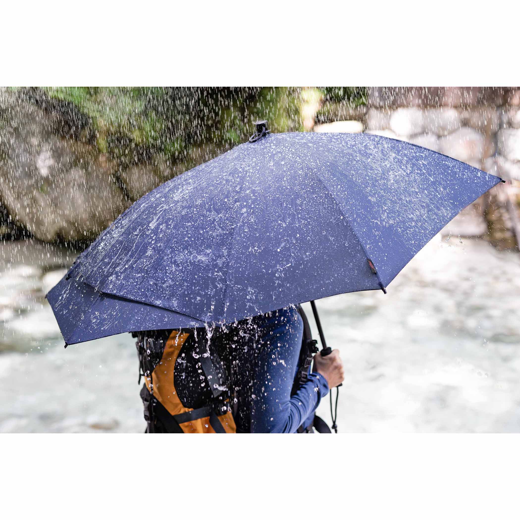 Trekking-Regenschirm Swing backpack handsfree, marineblau, Stockschirm, handfrei, verlängertes Dach