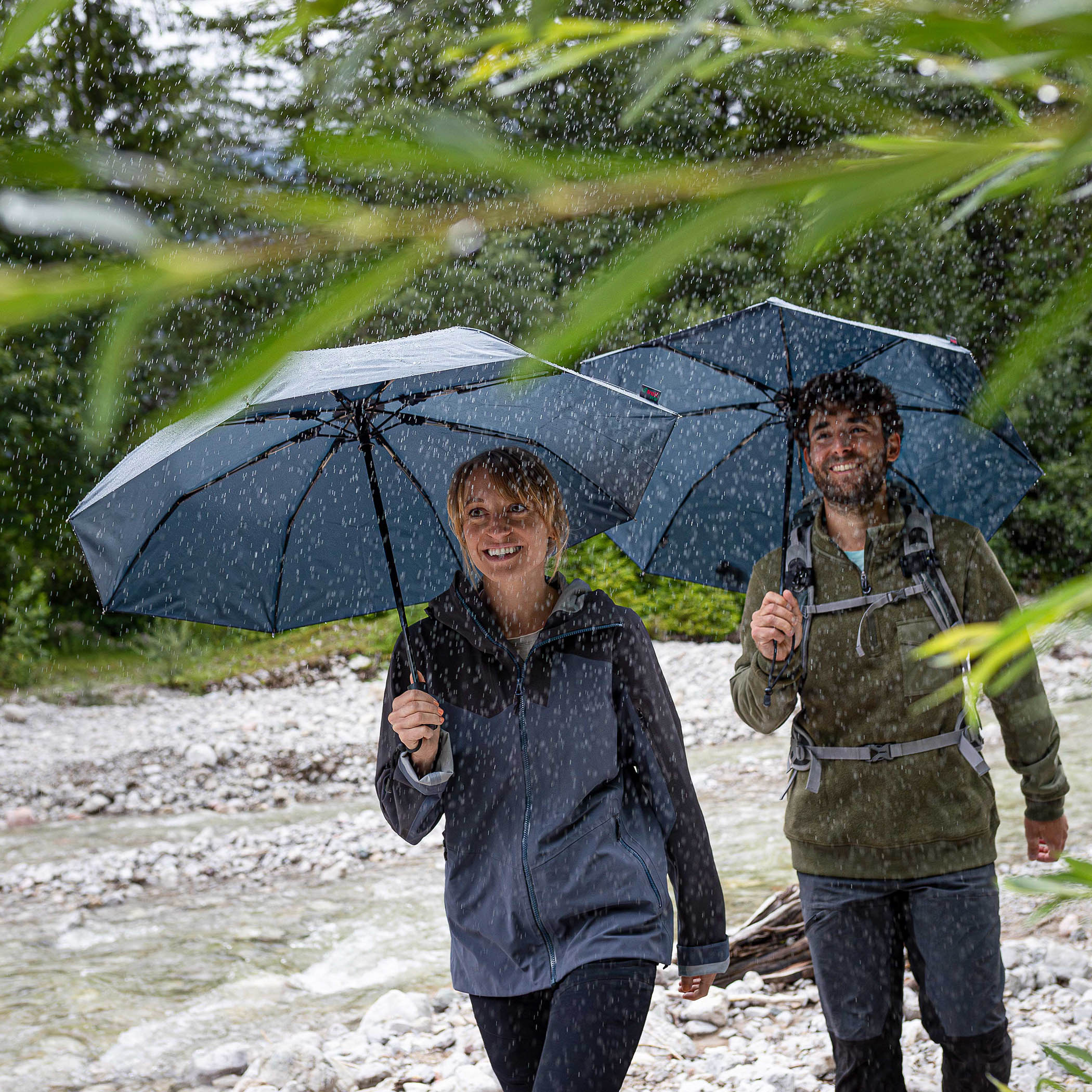 Trekking-Regenschirm light trek ECO, anthrazit, Taschenschirm, Griff aus Holz, Automatik, nachhaltig